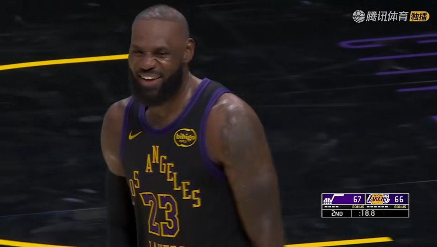比自己进了还开心！里夫斯打3+1詹姆斯比手势庆祝+拥抱大笑不停