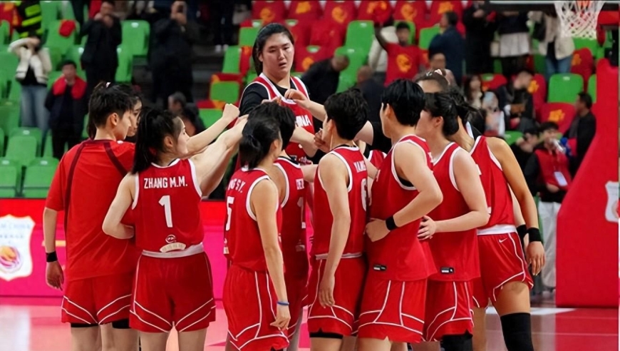 13分钟4失误！天才中锋沦为失误王，没篮板没防守，宫鲁鸣该放弃她了