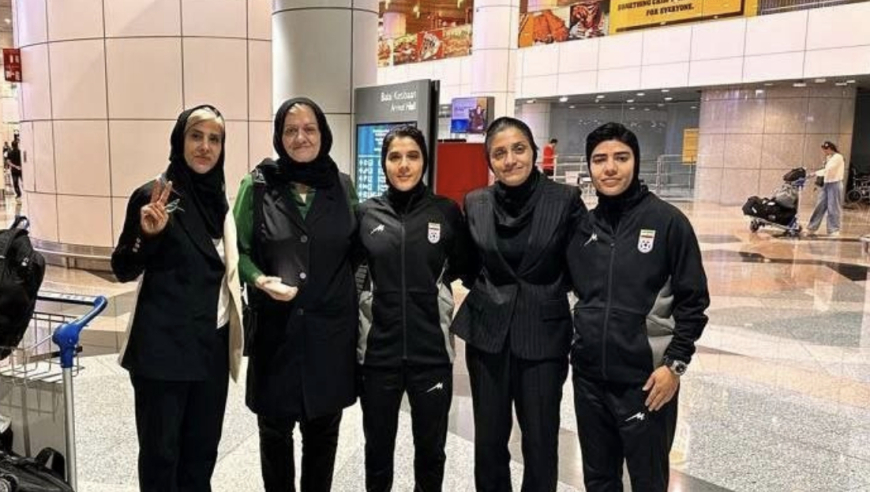 伊朗女足3人反悔后公开亮相！戴头巾与大部队会合 露微笑+比剪刀手