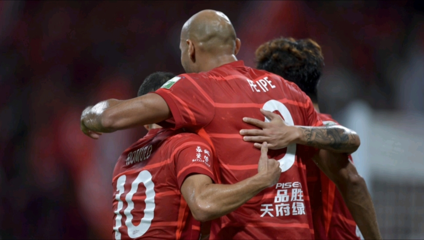 强到让人颤抖！慢镜还原蓉城4-1打爆海港全程，全场球迷沸腾庆祝