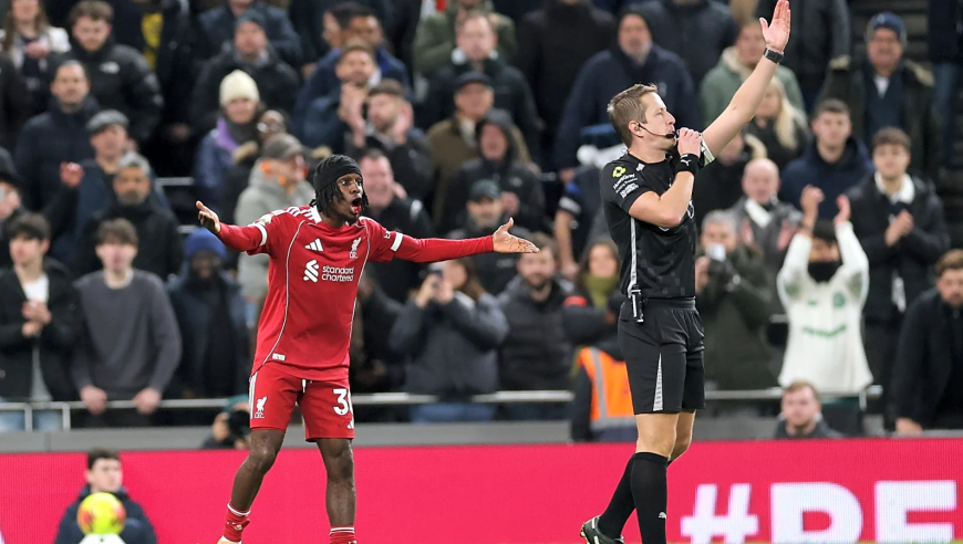 英超巨大争议吹罚！热刺悍将骑人掐脖子，把对手嘴打出血均没吃牌