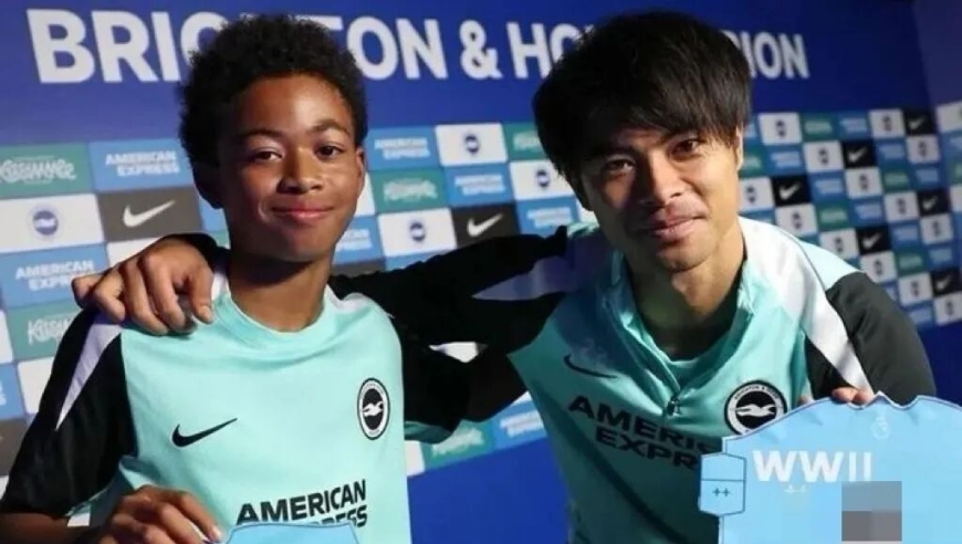 手持日本战犯照片引众怒，三笘熏“装死”不回应，英超应出手重罚