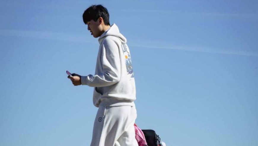 第一次客场之旅！杨瀚森带上粉色小书包出发 季前赛首战勇士令人期待