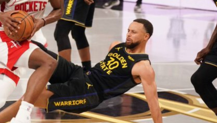 库里伤后坚持4分钟全过程：一瘸一拐多次摔倒 无奈被迫提前退赛