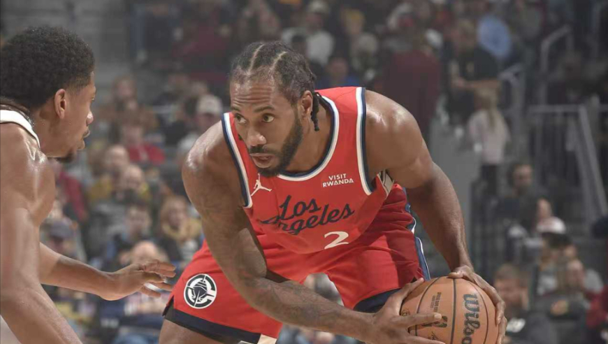 小卡复出砍下20分集锦：标志性跳投依旧难防 开场2分钟受伤惊魂