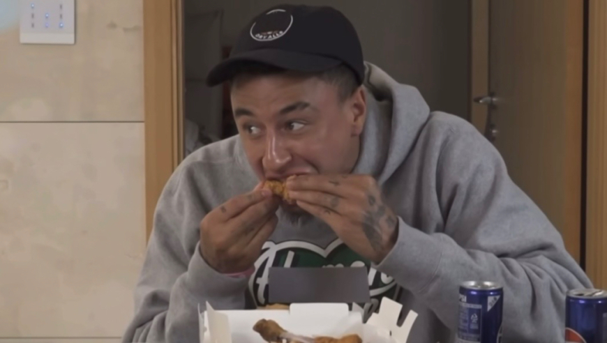 你的林皇，吃鸡真香！林加德晚饭狂炫两只炸鸡，还专门打电话气好友