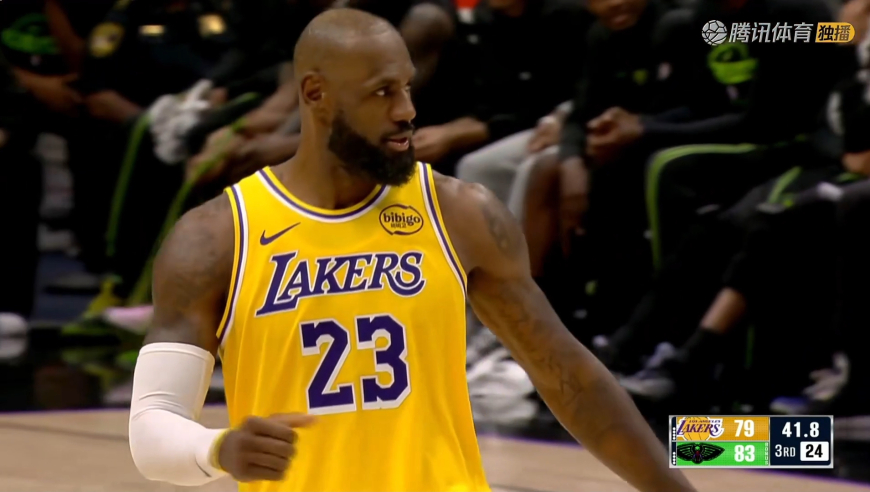 表演时刻！詹姆斯抢断反击上演大风车灌篮 墨菲一步突破打成2+1