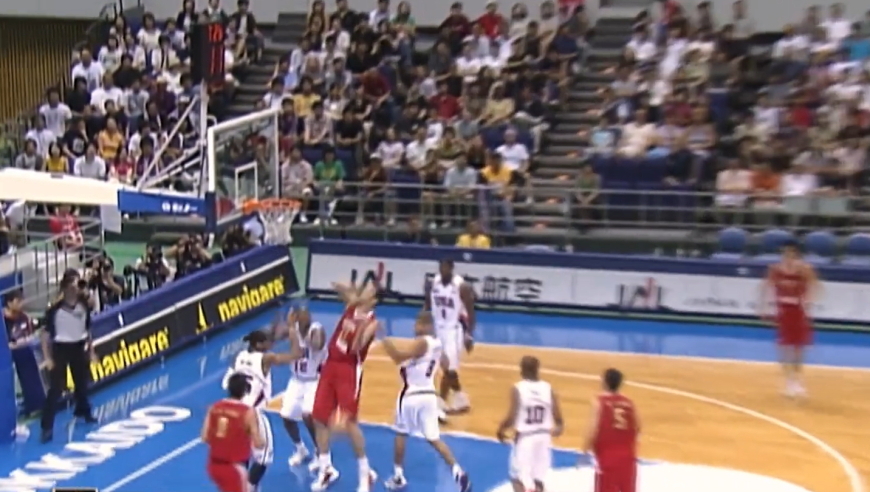 吃饭睡觉打魔兽！巅峰姚明打国际比赛有多强，一人硬刚美国梦之队内线｜体坛记忆