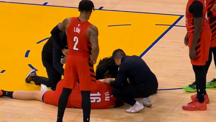 险些受伤！杨瀚森末节登场一分钟后争抢球头部被撞返回更衣室后回归