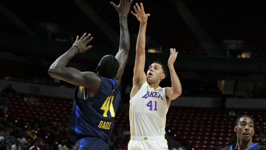 NBA夏联：布朗尼缺席湖人惨败掘金吞三连败 斯威德17+6琼斯22+8