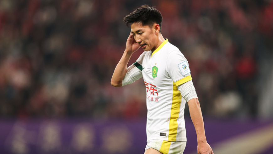 亚冠搂脖抱摔河内球员染红！28岁国安国脚遭重罚：禁赛4场罚款1万元