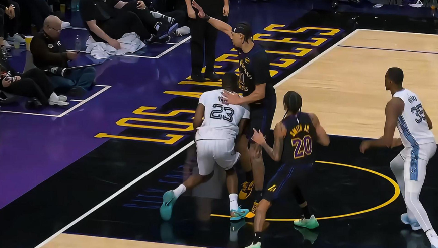 这一下太狠了！湖人海斯抢断+扣篮活力十足 随后要害部位被攻击