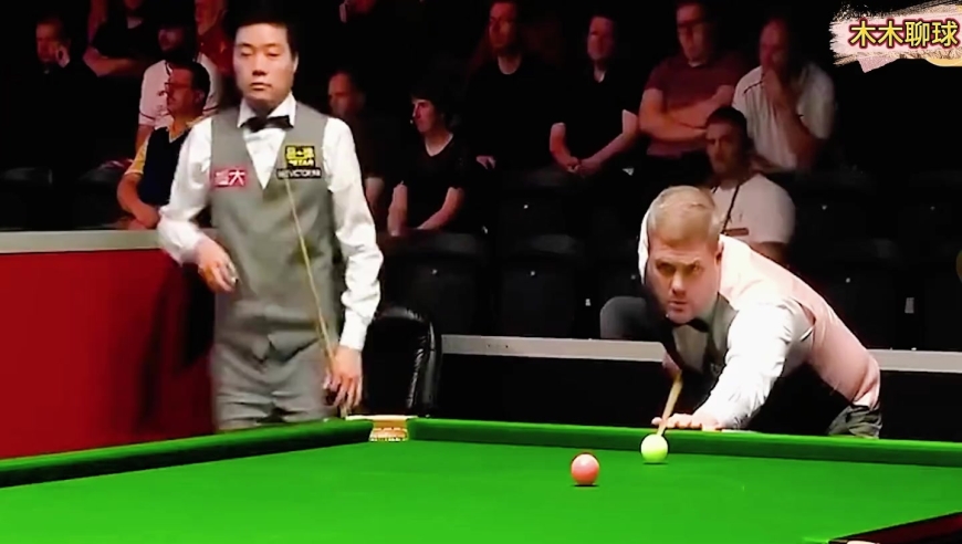 对手狂妄自大挑衅丁俊晖，一杆防守得意忘形吹口哨，被狠狠上一课｜体坛记忆