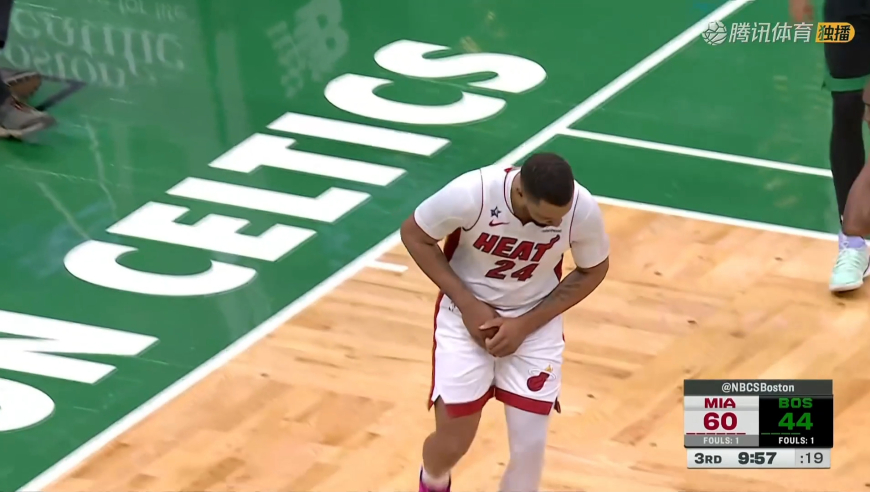 但愿无碍！鲍威尔突破时伤到手指还想坚持比赛 被换下回更衣室检查