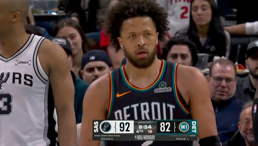 不满判罚！卡塞尔再度平摔倒地一瘸一拐下场 坎宁安当面直接怒喷裁判