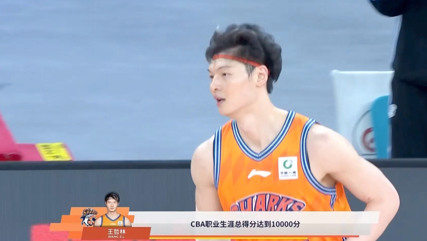 生涯一万分！王哲林25+10集锦 现场巨幅海报庆祝生涯只差冠军