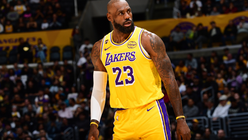 湖人耻辱惨败！东詹68分提前投降：詹姆斯第一个离场东契奇背影落寞