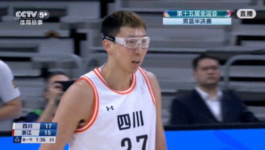 半决赛上演防守大战！周琦低位强打余嘉豪 后者用中距离还击