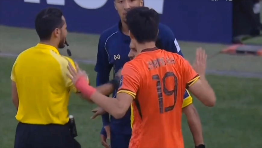 解说员都看不下去了！中国球员强烈抗议，回看这次争议吹罚