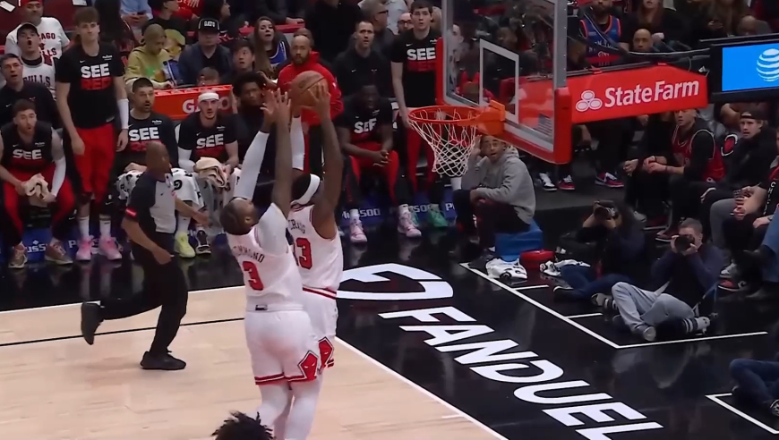 大哥想啥呢？盘点NBA球员那些短路瞬间：庄神离谱合击绝技上轮椅