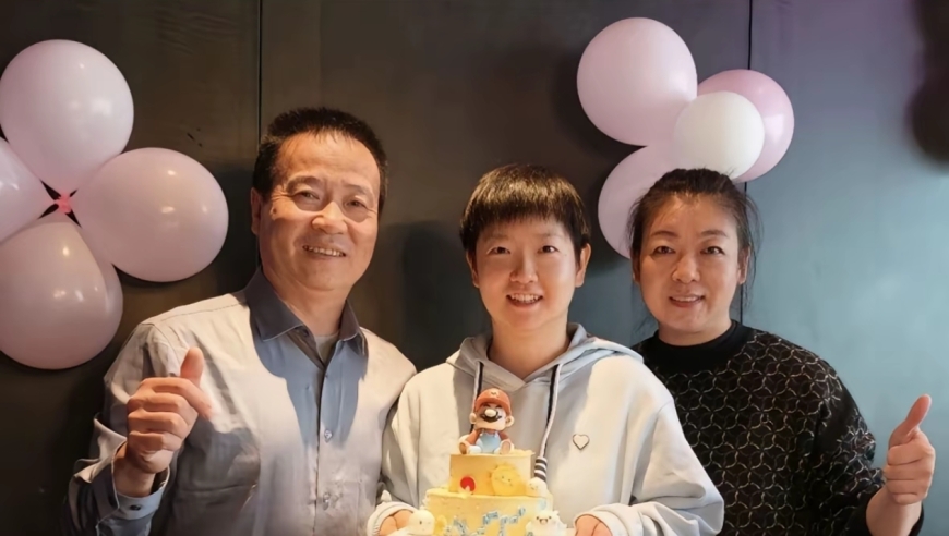 孙颖莎生日晒和爸妈合照，愿风华正茂的小莎一直幸福，全运会好运