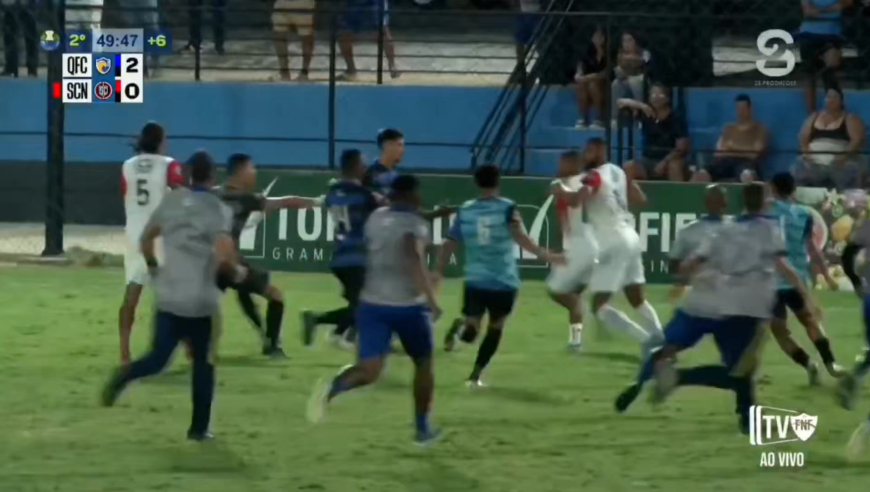 全武行！巴西联赛爆发大规模斗殴，飞踹拳打脚踢拉不住