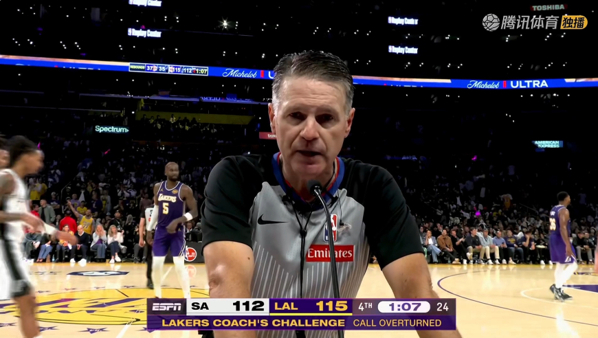 争议时刻！最后1分钟球出界裁判给马刺球权 湖人挑战成功拿回球权