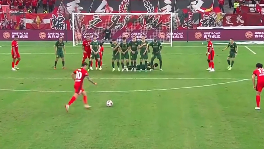 神预测！海港获任意球解说直言会进球，随即维塔尔美妙弧线直接破门嘴如开光