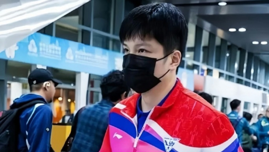 笑喷！球迷机场偶遇樊振东因为太瘦没认出来，看他好瘦好帅事后肠子悔青