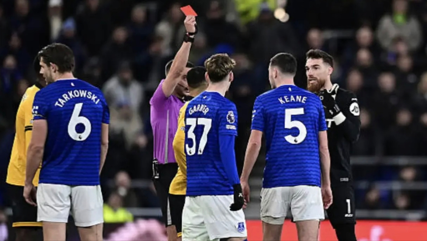 判的对吗？埃弗顿悍将争顶时拉拽对手头发 英超嫩哨出示红牌将其罚下