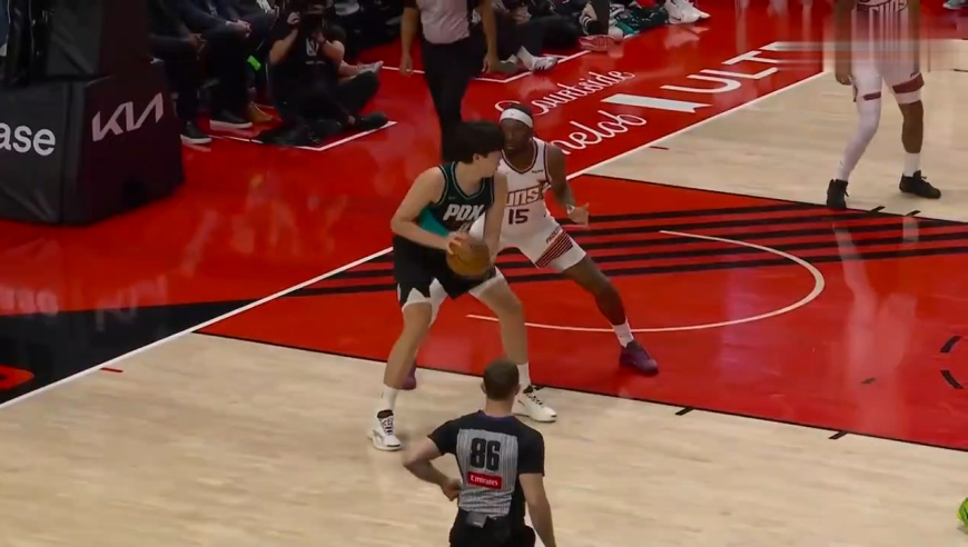 杨瀚森这球太炸裂了！简直把对手当猴耍，全场球迷疯狂欢呼