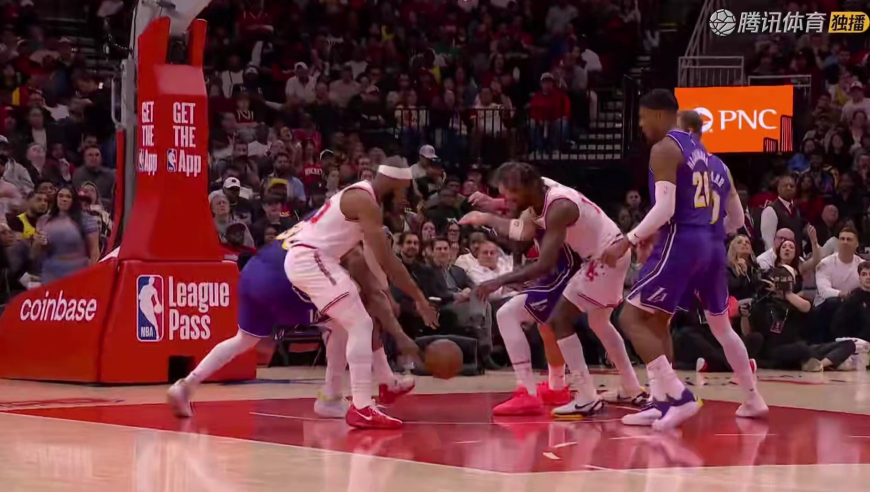 拼了！东契奇篮下凶狠拼抢倒地下转了两圈 起身还砸球非常生气