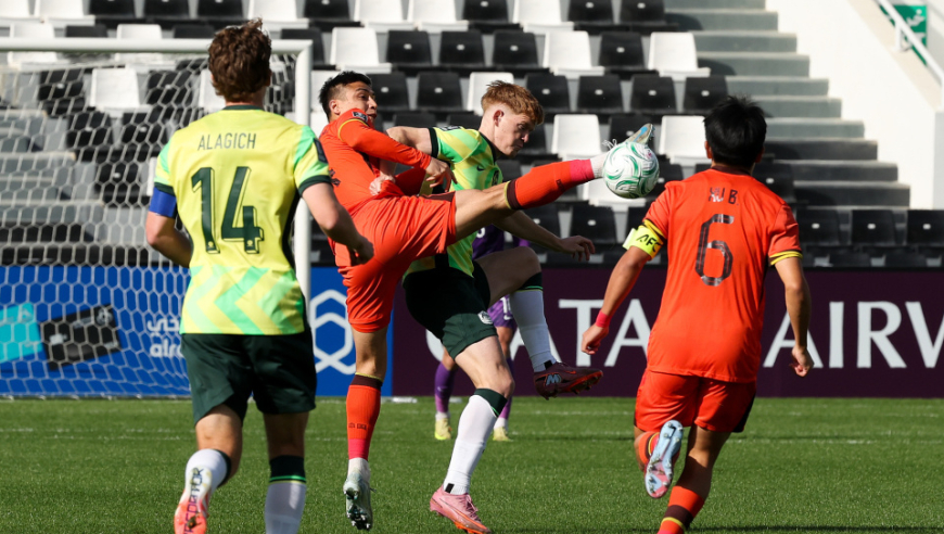 半场：U23国足暂1-0澳大利亚！彭啸带伤凌空爆射，收获本届首球