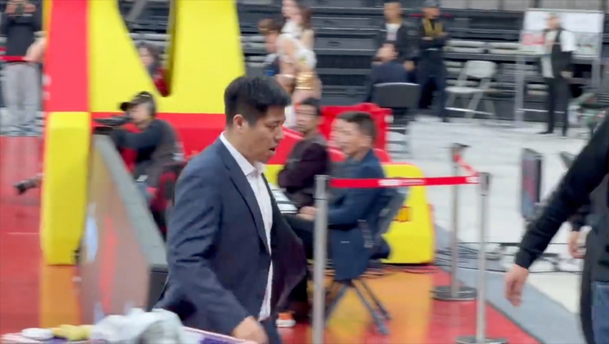 现场多视角看潘江指导被驱逐一幕：直接暴跳冲到场内吃T被驱逐