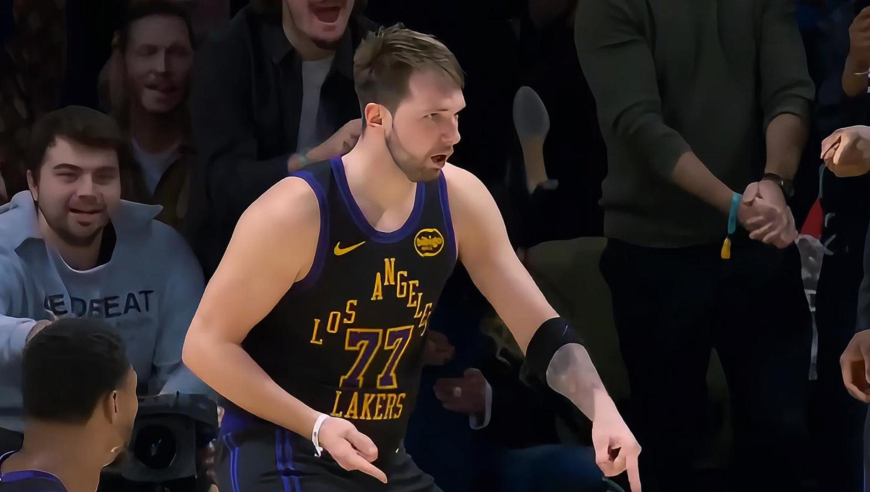 完全体湖人的统治力！湖人第三节轰出18-3超强攻击波完全碾压爵士