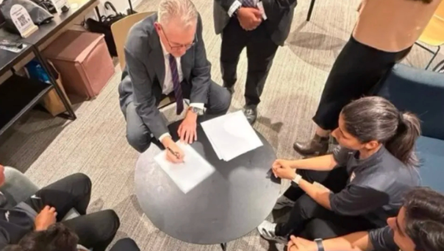 伊朗女足已乘机归国，曝仅一半球员选择返程，被拖拽登机+拥抱痛哭