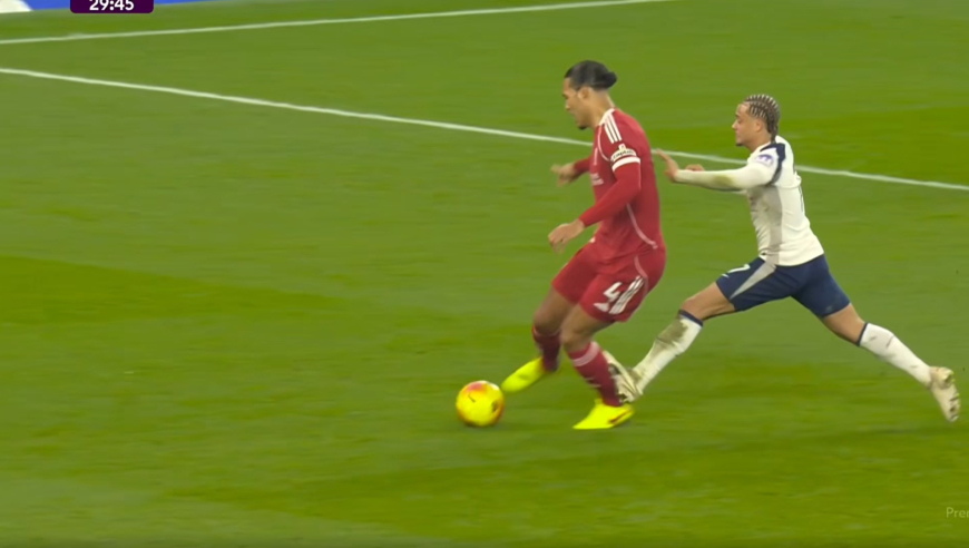 砸人饭碗！八倍镜还原热刺悍将踩范戴克跟腱，VAR介入黄改红