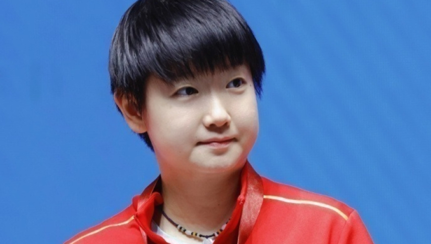 可爱！孙颖莎被球迷喊：莎莎我要嫁给你！何卓佳大笑莎莎害羞不敢抬头