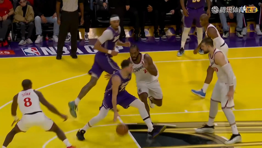 巨星对位！莱昂纳德超难中投东契奇2+1回应 小卡3犯被打下场