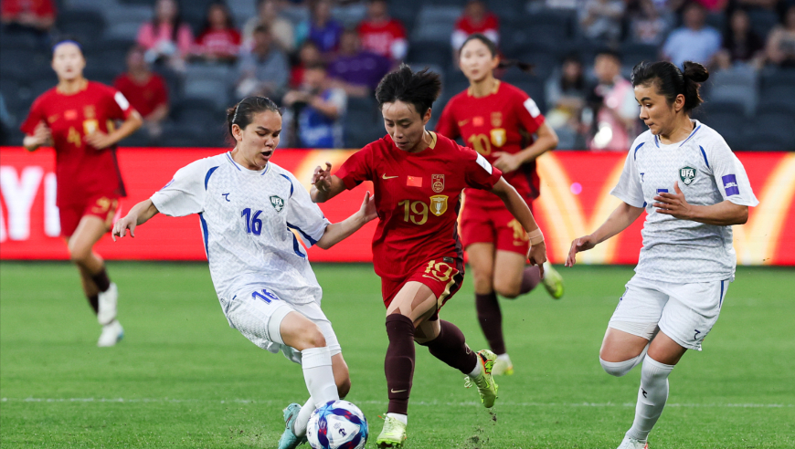 张琳艳传中！中国女足连续围攻打出气势，乌兹门将极限把球打出