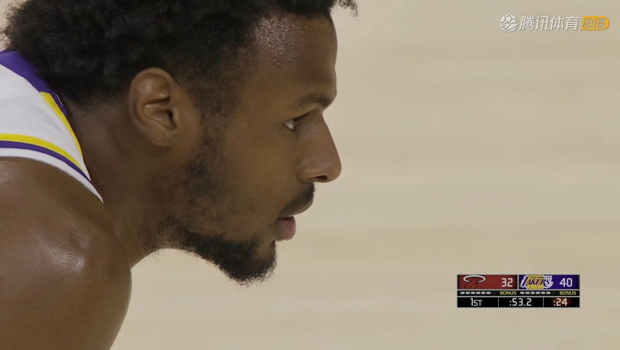 打嗨了！布朗尼空接双手暴扣看嗨全场观众和解说 老詹立马起身鼓掌