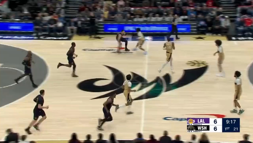 东契奇这球太炸裂了！詹姆斯都看懵了，湖人全队沸腾！