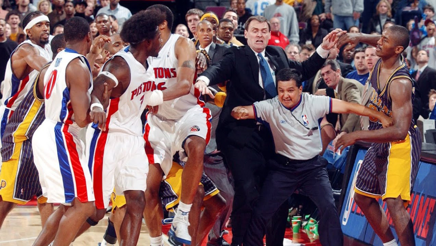21年前的今天！步行者活塞上演奥本山事件 堪称NBA历史最耻辱斗殴！