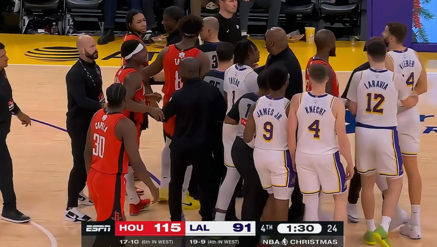 爆发冲突！火箭湖人第三阵容垃圾时间对抗后爆发冲突乱作一团