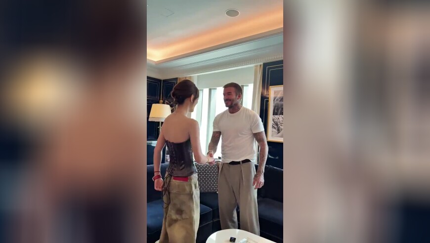 聂小雨与贝克汉姆合影并获赠签名球衣，美娜穿曼联7号合影