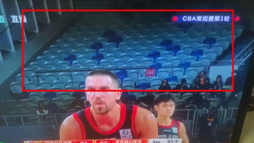 CBA改制影响？现场上座率断崖式下跌，替补席后面是一堵墙！