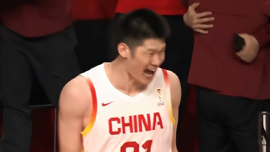 对手膝盖顶人没事，郭士强理论却吃T！最后1分钟，中国队经历了什么？