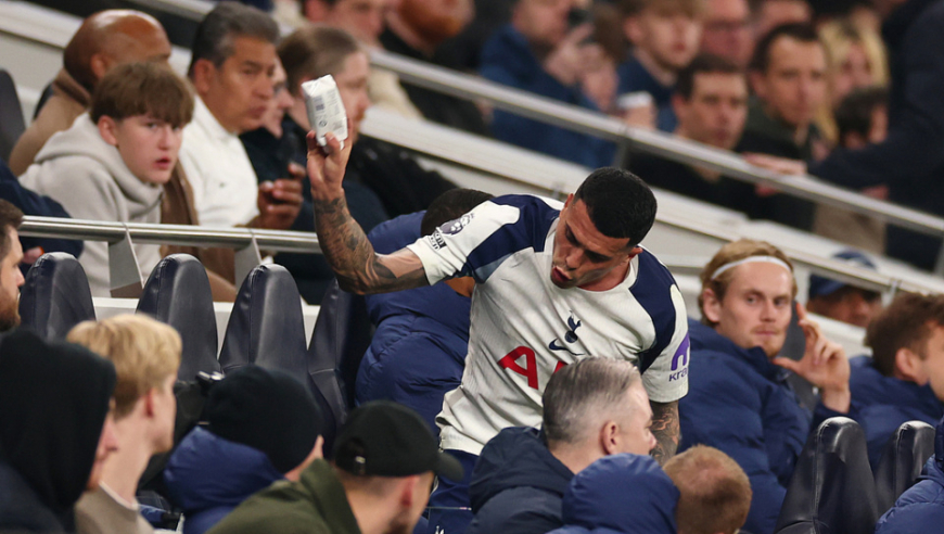 濒临降级！热刺火爆内讧：4000万队长不满被换下，狂喷主帅+怒摔水瓶