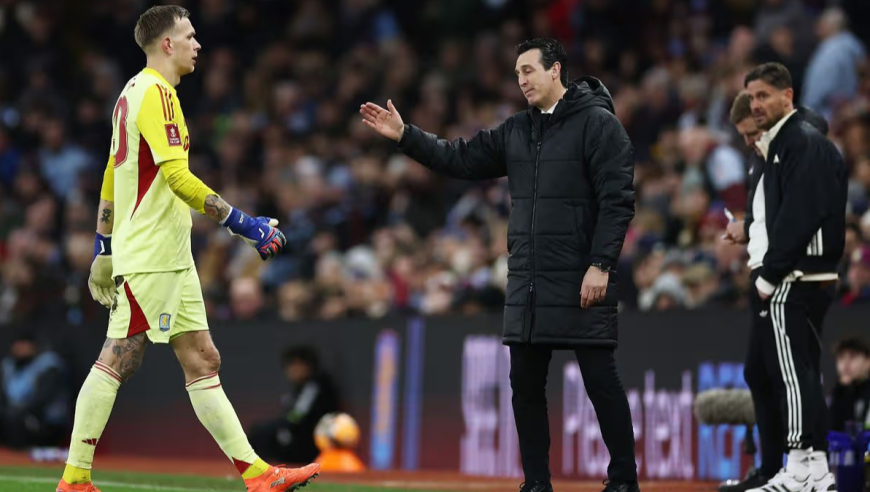 卧龙凤雏！英超队门将跑到中圈放铲直红，自家禁区传给对手丢球