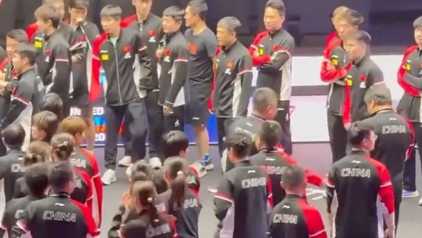国乒夺冠后，美国主办方用中文一直在催：快点拍照 我们要拆台了